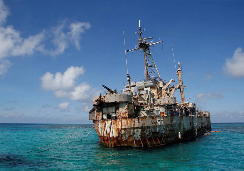 菲律賓自1999年以來，在仁愛暗沙故意放置一艘擱淺的海軍陸戰隊運輸船，宣示在仁愛暗沙擁有主權。（路透資料照）