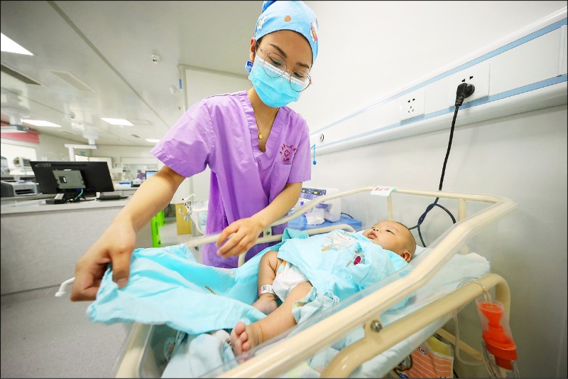 中英對照讀新聞》China wants its people to have three children. But many women aren’t convinced 中國要人民生三胎,但許多婦女不吃這套 1 190