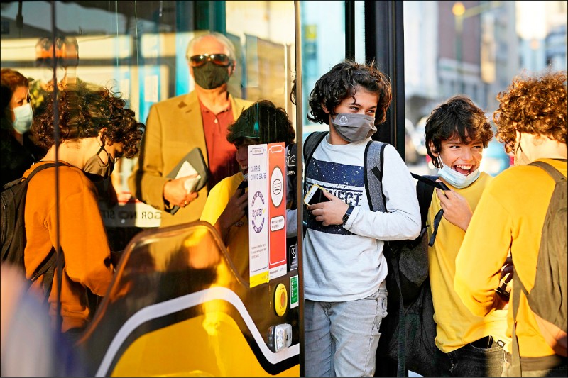 葡萄牙民众接种武汉肺炎疫苗的比率高达八十六％，但最近也面临疫情升温。图为该国首都里斯本的孩童十七日戴口罩搭公车。（美联社）(photo:LTN)