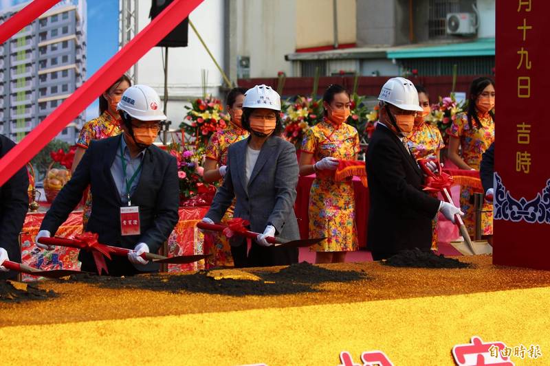 鳳山「鳳誠安居」、「鳳松安居」社宅動土，總統蔡英文（中）親自主持。（記者李惠洲攝）