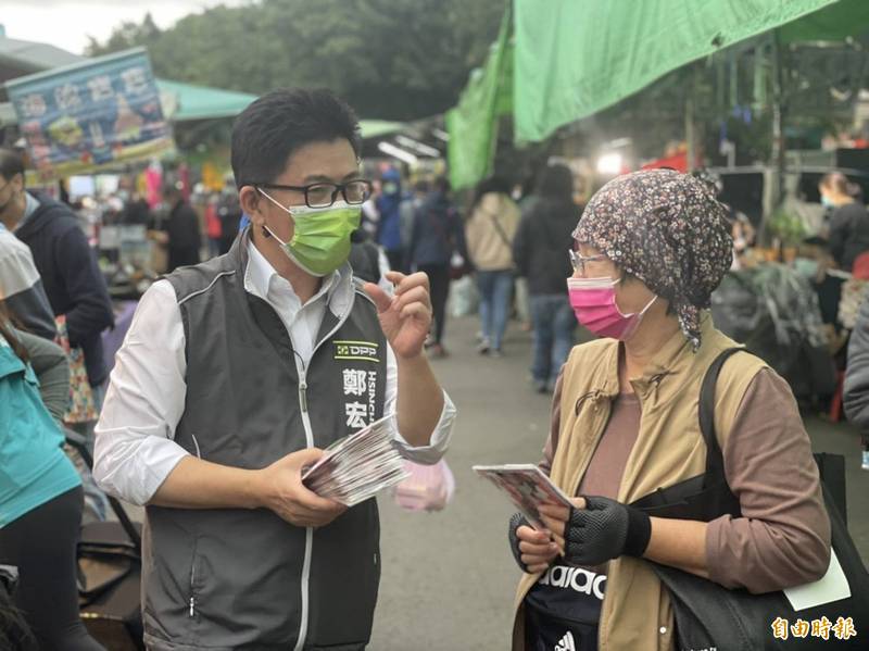 民進黨中常委也是新竹市前市議員的鄭宏輝宣講公投四個不同意，深入菜市場及公園和市集，獲得迴響。（記者洪美秀攝）