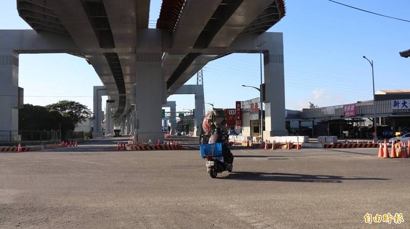 國道四號豐潭段豐原端西行入口銜接國道四號將於11月26日開放通車。（記者張軒哲攝）