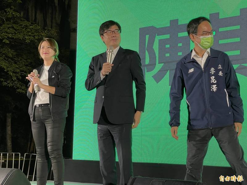 高雄市長陳其邁出席三民公園的四個不同意公投說明會，高喊高雄要脫胎換骨，不要走回頭路燒煤碳、用肺發電。（記者許麗娟攝）