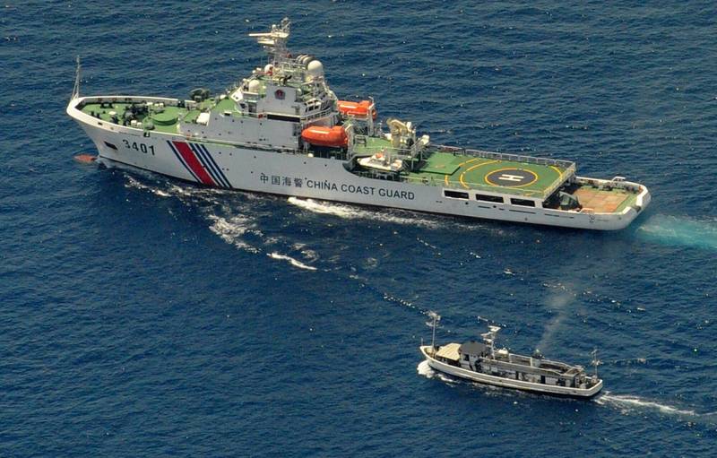 中國海警船（上）與菲國補給船2014年3月也曾在南海仁愛礁海域發生對峙。（法新社檔案照）