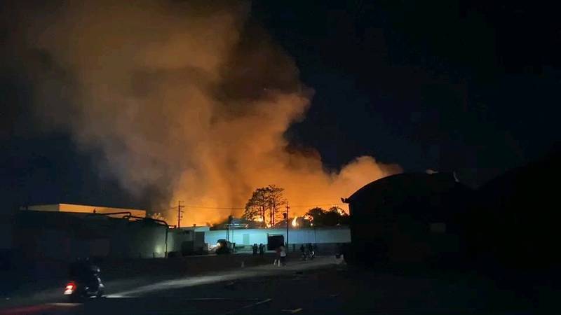 苗栗縣竹南鎮國泰夜市後方國安街的一間造紙工廠，晚間10點多傳出火警，熊熊火光伴隨濃煙沖天。（民眾提供）