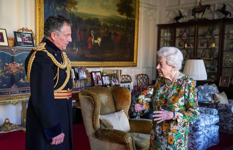 高龄95岁的英国女王伊莉莎白二世（右）睽违一个多月后终于正式露面，有媒体拍到她双手呈现紫色，引发外界忧心。（美联社）(photo:LTN)