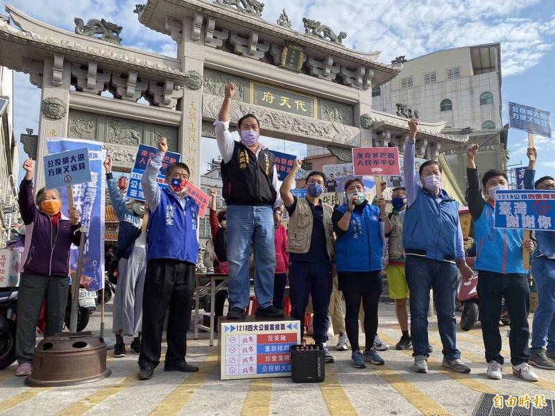 國民黨金門縣黨部啟動「拚公投，保民主護健康」宣講列車，新任縣黨部主委吳興邦（中著黑背心者）登高一呼，籲請鄉親支持。（記者吳正庭攝）