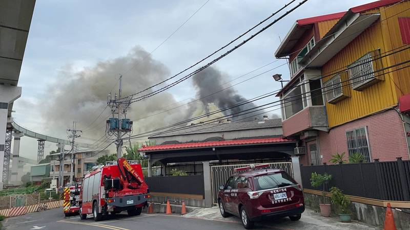 北市北投區洲美街1家建材工廠今日中午發生火警。（記者劉慶侯翻攝）