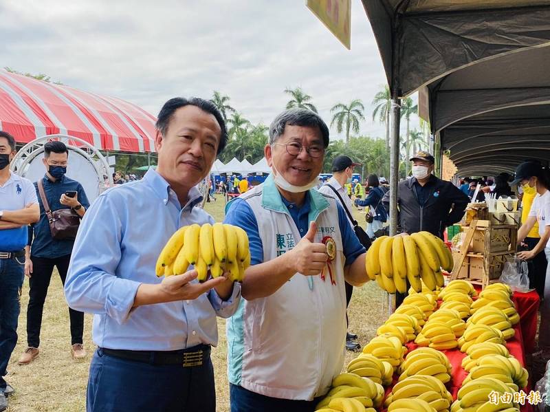 「民雄產業嘉年華」活動販售的香蕉令人指大動。（記者蔡宗勳攝）