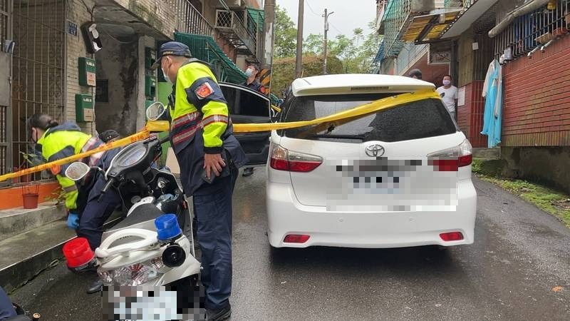 基隆市警一分局南榮路派出所等多名警力今天下午圍捕一輛可疑車輛時，警員頭部被對方打傷，送醫急救中。（記者林嘉東翻攝）