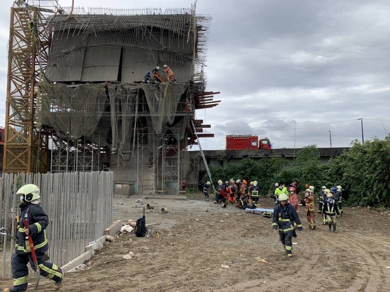 新北市捷運三鶯線工地今天下午發生橋墩灌漿倒塌事故。（新北市勞檢處提供）