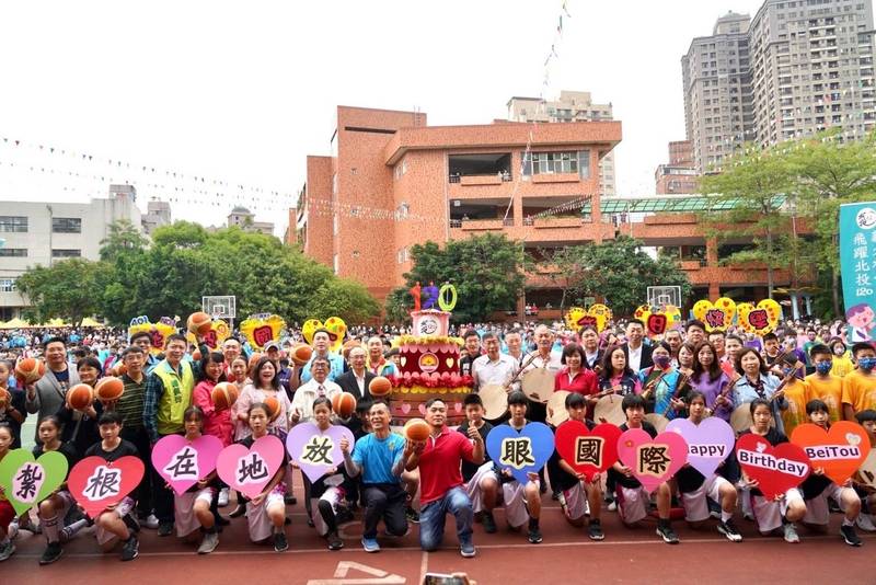 台北市北投國小120周年校慶，市長柯文哲等人現身參加，引起其他學校家長的不滿，質疑教育局防疫標準雙標。（台北市教育局提供）