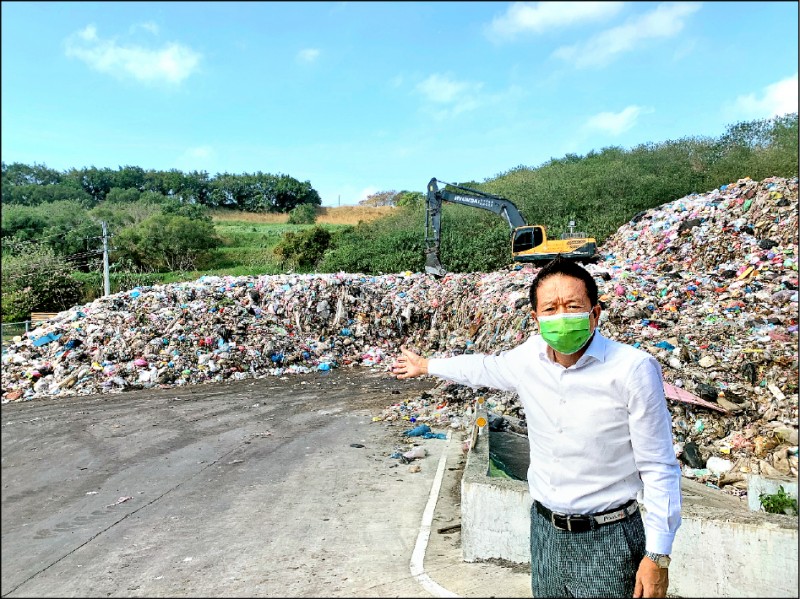 議員何文海勘查文山焚化廠，見廠內垃圾堆積如山，現場惡臭薰天。（何文海提供）