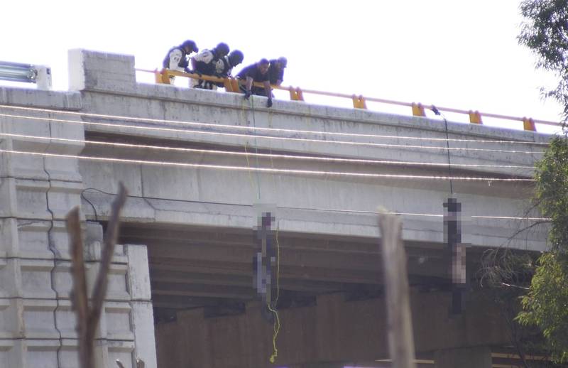 18日上午，墨西哥西北部萨卡特卡斯州一座陆桥上被人悬挂10具死尸。（美联社）(photo:LTN)