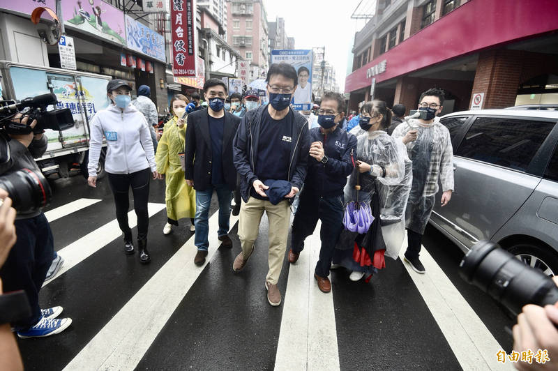 國民黨戰鬥藍成員趙少康等人，今日一早冒著雨在景美集應廟前，舉辦「四個同意，就是民意」公投宣講活動，隨後也進入一旁的景美市場尋求支持。（記者叢昌瑾攝）