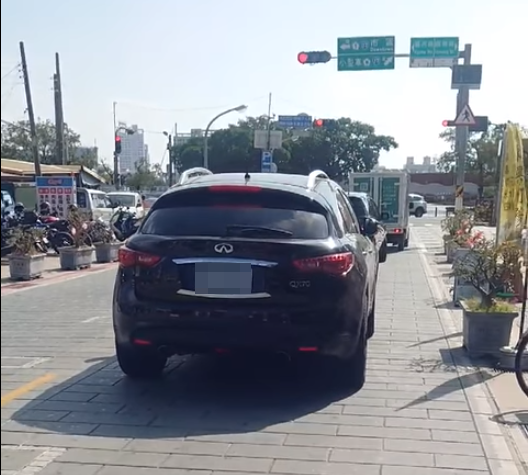 男網友日前到台南遊玩，遇上1名離譜駕駛，竟將車輛停在路中央與女友一同進入店內用餐。（圖擷取自臉書社團「爆料公社二社」）