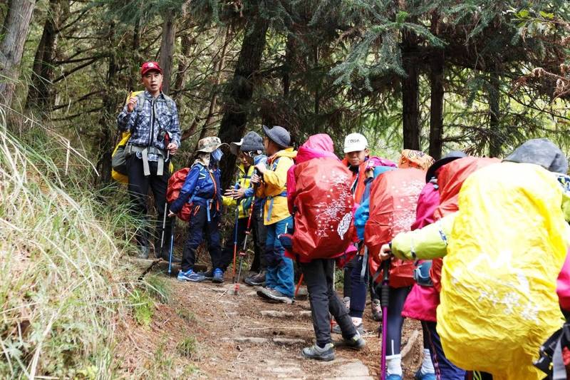 台北市中山國小老師帶著學生攀登雪山，距離主峰山頂只剩下500公尺的距離卻遇到路徑結冰的問題，此時老師果斷帶著國小生們下撤。圖為中山國小師生登山場景。（圖由崔德龍提供）