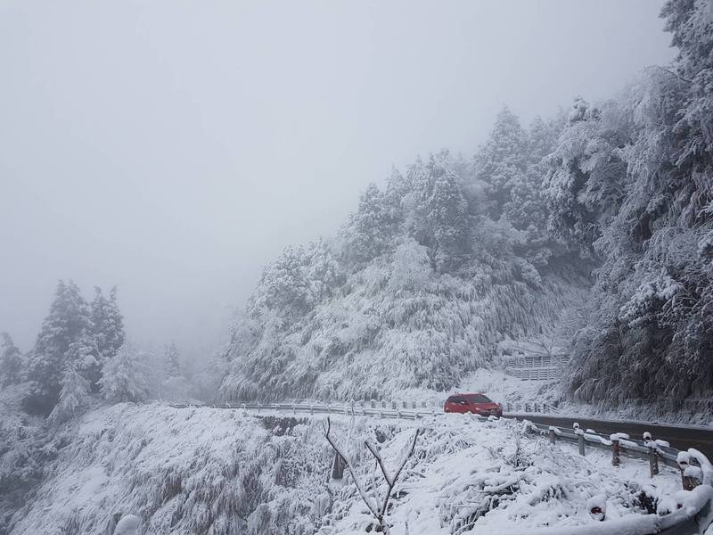 吳德榮表示，下週一（22日）晚起海拔3500公尺以上高山有降雪條件，將有機率出現飄雪，此為降雪情境照。（資料照）