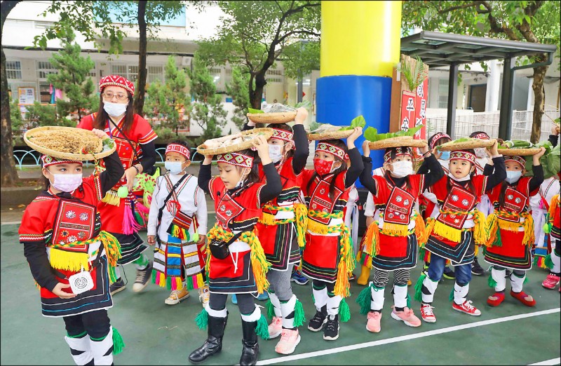 丹鳳國小附幼辦理感恩祈福迷你豐年祭，感謝過去一年的豐收及平安。（新北市政府教育局提供）