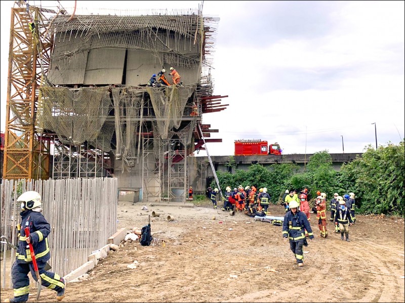 新北市捷運三鶯線工地昨天下午發生橋墩灌漿倒塌事故，地上滿地泥漿。（新北市勞動檢查處提供）