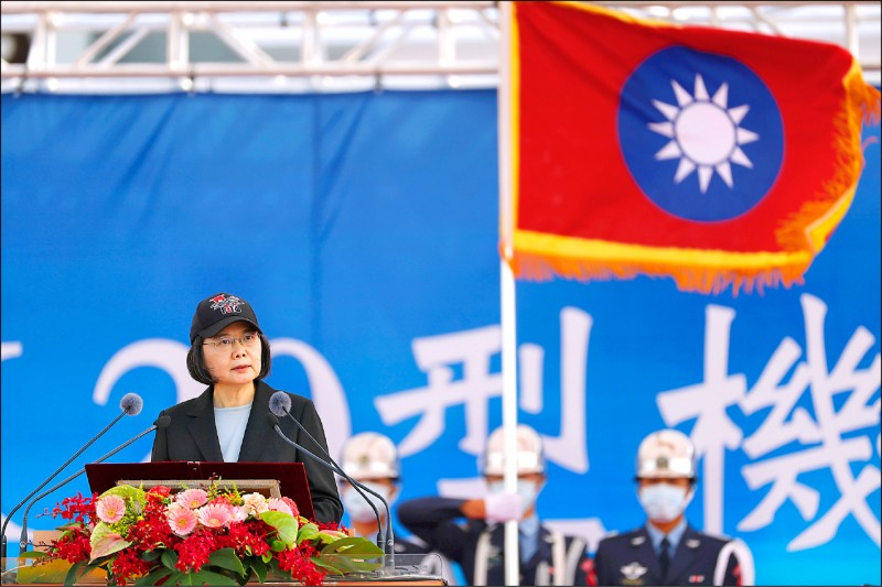 國防部十八日在嘉義空軍基地舉辦首支F-16V作戰隊成軍典禮，總統蔡英文表示，F-16V性能大幅提升，未來隨著構改及自購F-16V完成，台灣國防戰力會更加堅強。（中央社）