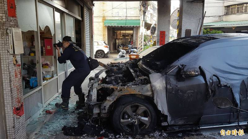 台中大里新忠路一輛休旅車今天凌晨起火，整輛車幾乎燒毀，住戶懷疑遭人縱火，火調人員到場採證釐清。 （記者陳建志攝）