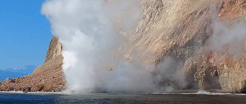 龜山島龜首磺煙又再度大噴發，推測有4層樓高。（圖由簡逢均提供）