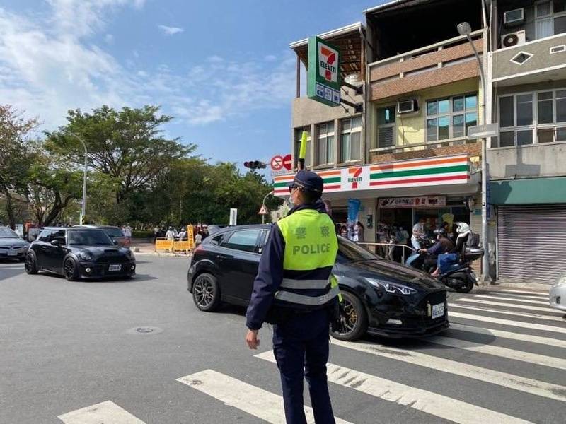 警方在台南安平街道加強疏導交通。（圖：南市警四分局提供）