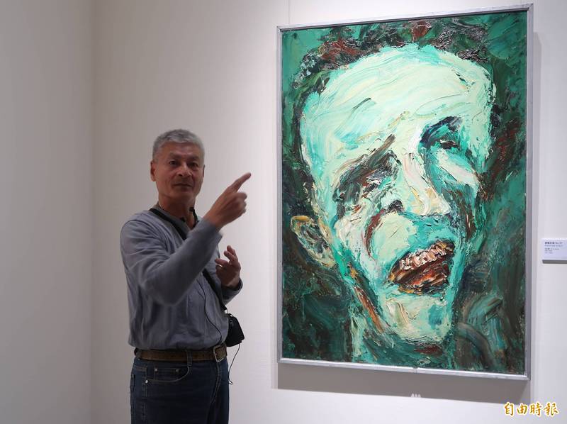 藝術家陳武鎮在〈虛擬巨惡〉系列作品，繪出巨大扭曲藍色或綠色的臉，呈現威權當局眼中的社會罪人，這種罪名是莫須有、虛擬的。（記者陳鈺馥攝）