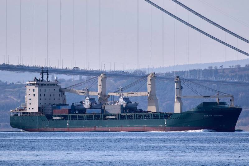 一艘载有两艘巡逻艇的美国货轮，20日航经土耳其达达尼尔海崃。（路透）(photo:LTN)