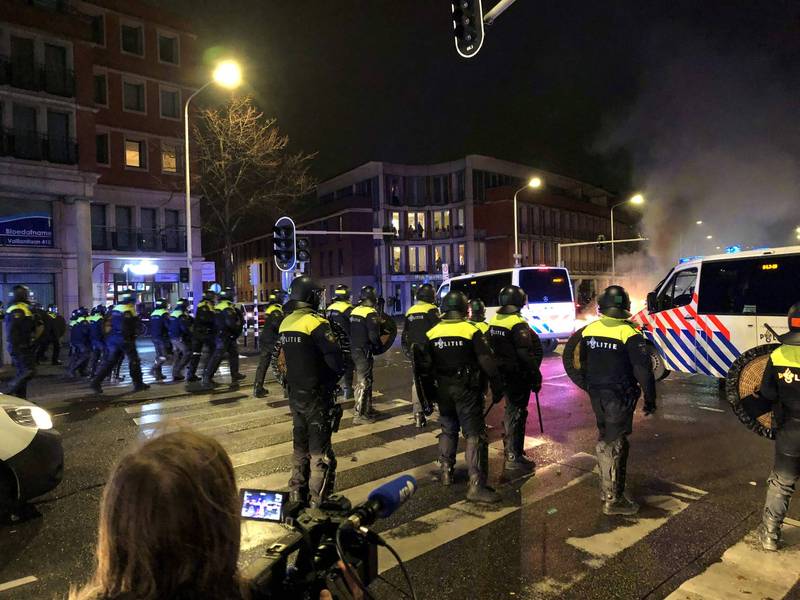 荷蘭政府動員防暴警察到海牙維持治安。（法新社）