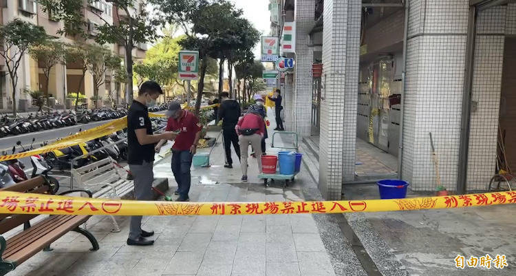 超商店員遭顧客持刀殺害，超商人員據報，趕緊清理地上血跡。（記者陳恩惠攝）