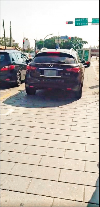 有網友於十九日在安平老街上發現一輛休旅車違停在路中央。
（圖擷取自臉書爆料公社二社）