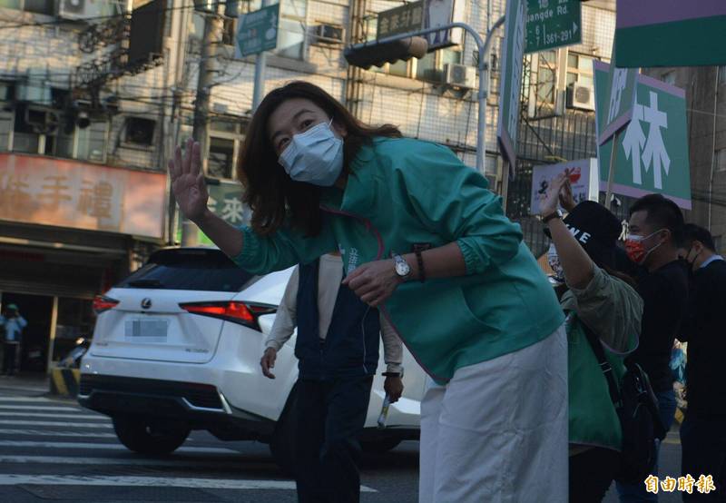 中二選區參選人林靜儀，今天一早7點就在烏日街頭跟上班的民眾揮手拜票。 （記者陳建志攝）