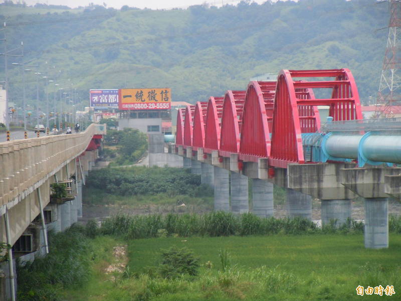 彰化縣沒有水庫，吃水都要看外縣市的臉色「供養」，北彰化地區水源經由大肚溪的大水管運到彰化市供應。（記者張聰秋攝）