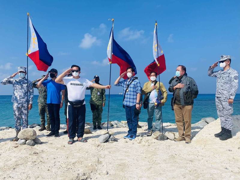 菲律賓參議員賴克遜（Panfilo Lacson，右四）20日搭機前往中業島（菲稱希望島Pag-asa Island）視察，以參議院國防委員會主席身分聽取軍方簡報，並在島上插菲律賓國旗宣示主權。（圖擷取自Ping Lacson臉書）