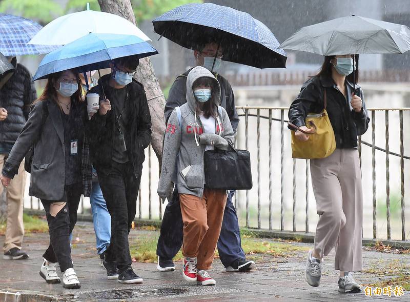 今晨冷空氣觸及北台灣，局部地區已開始降雨。（資料照）