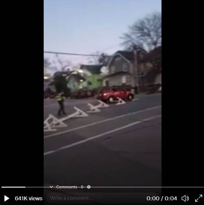 消息指出，涉案的一輛紅色休旅車，在相關影片中該輛休旅車還撞毀路障，現場警方則朝著這輛車開槍。（圖擷自推特）
