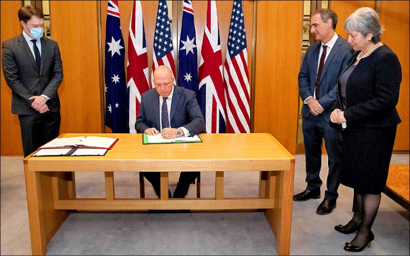 美国、英国、澳洲代表22日签署协议，将交换核动力潜舰机密，协助澳洲建立8艘核潜舰。（法新社）(photo:LTN)
