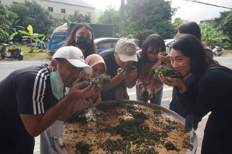 外籍學生們聞著柔過後的茶香。（台北大學海山學研究中心提供）