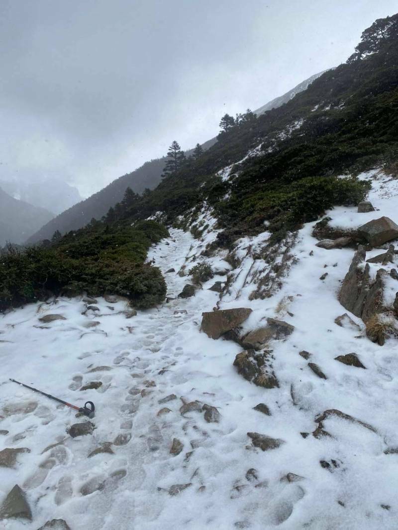 11月26日起，雪管處取消園區山屋降載措施。圖為今年雪山降雪美景。（雪管處提供）