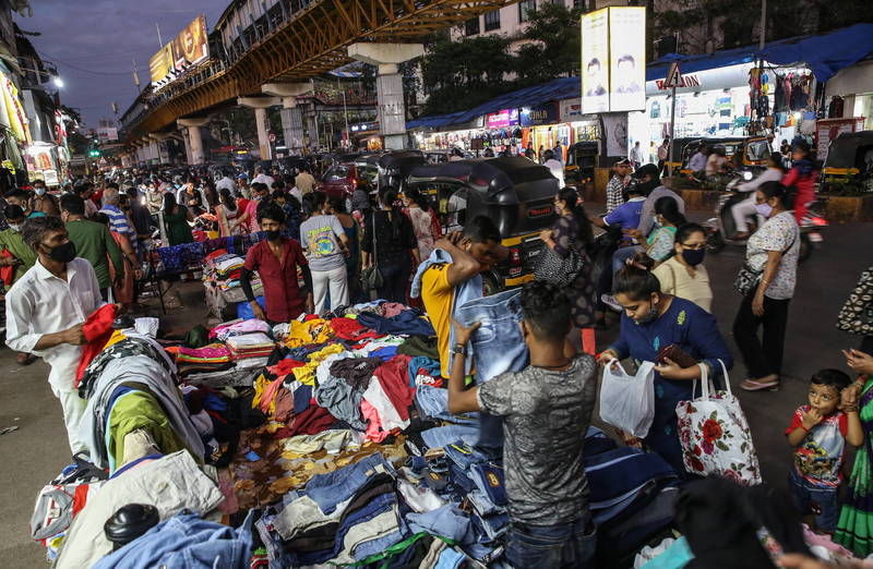 印度疫情趨緩，孟買民眾在街邊購物。（歐新社）