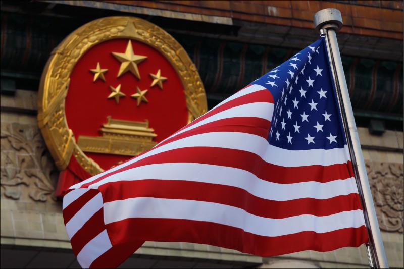 美國國旗（前）與中國五星旗。（美聯社資料照）