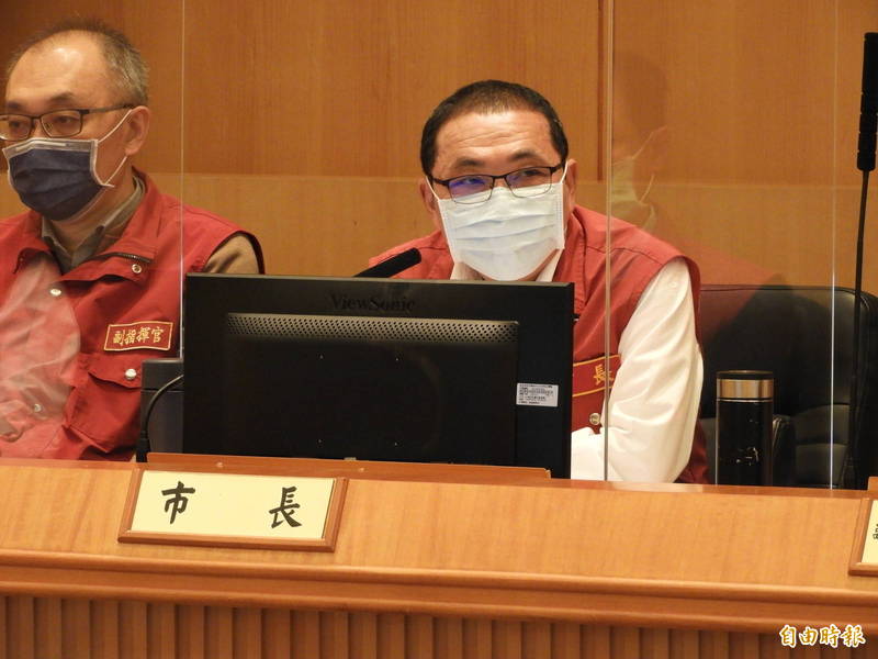 新北市長侯友宜表示，全球與武肺病毒共存是趨勢，但台灣目前沒有這個條件，因為2劑疫苗涵蓋率尚未達到6成。（記者賴筱桐攝）