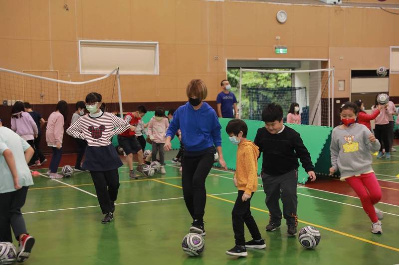 江怡臻也下場和小朋友們切磋球技，希望能讓學生們喜愛上足球這項運動。（江怡臻服務處提供）