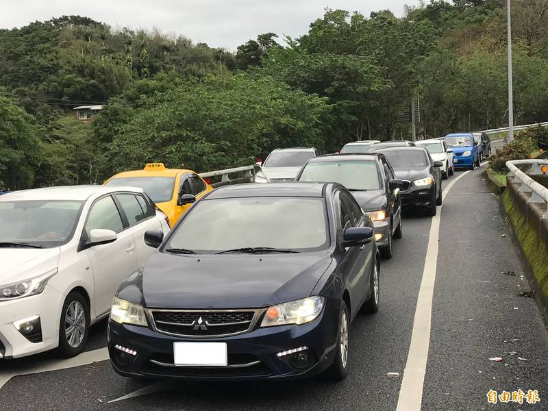 高速公路南下基隆交流道車輛自動分流為2車道（記者盧賢秀攝）