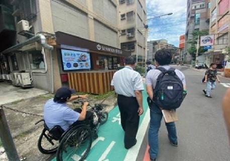 國台圖邀請視障者及學者共同履勘安全行走的廊道。（圖由國台圖提供）