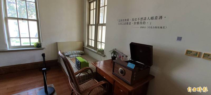 葉石濤文學紀念館2樓展出有葉老生前寫作的書房環境。(記者劉婉君攝) 葉石濤文學紀念館2樓展出有葉老生前寫作的書房環境。(記者劉婉君攝)