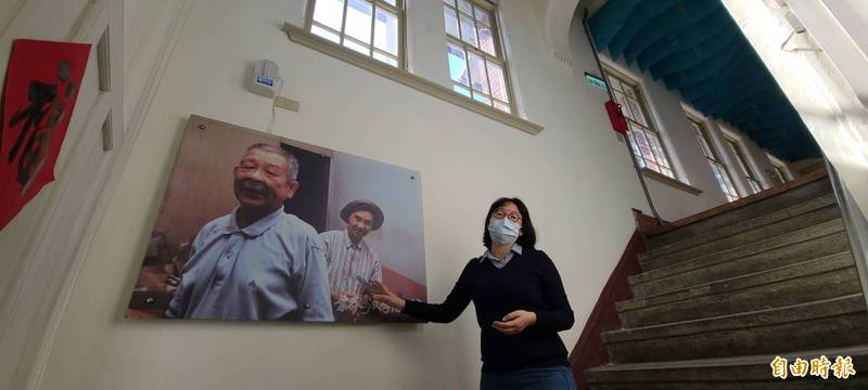 通往2樓展區的葉石濤夫妻合照,就像主人迎接客人來訪。(記者劉婉君攝) 通往2樓展區的葉石濤夫妻合照,就像主人迎接客人來訪。(記者劉婉君攝)