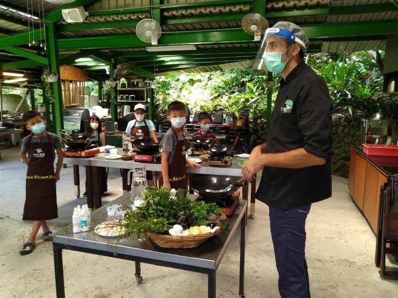 宜蘭頭城農場推出的自然野菜烹飪體驗活動。（圖由頭城農場提供）